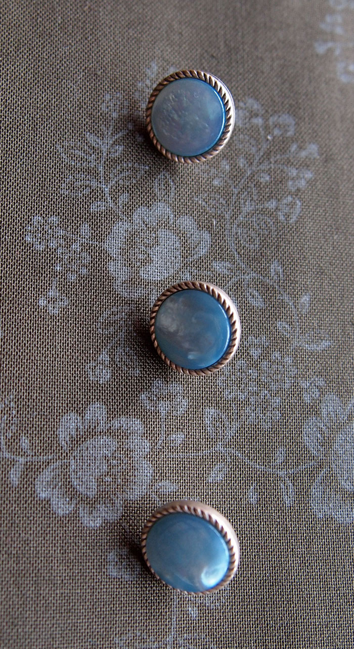 Perlmutt hellblau mit Metallrand 12mm