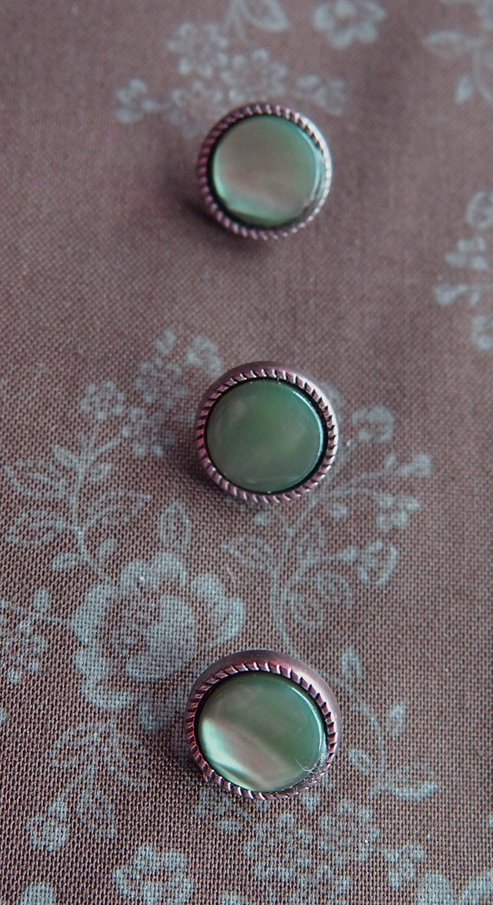 Perlmutt hellgrün mit Metallreand 12mm